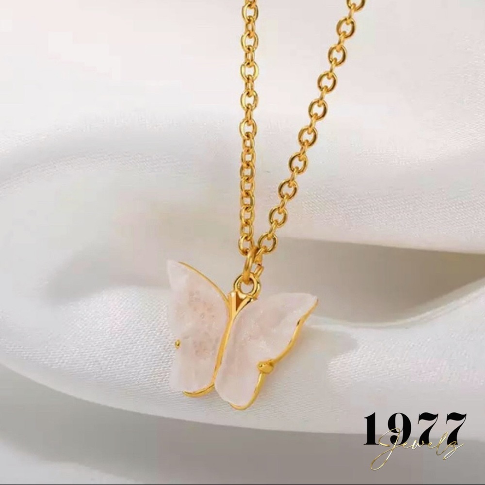 Butterfly necklace (Baby pink)